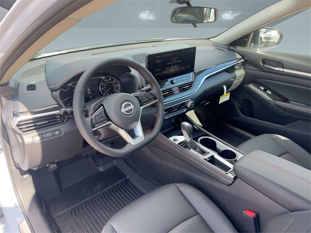 2025 Nissan Altima SR photo 4