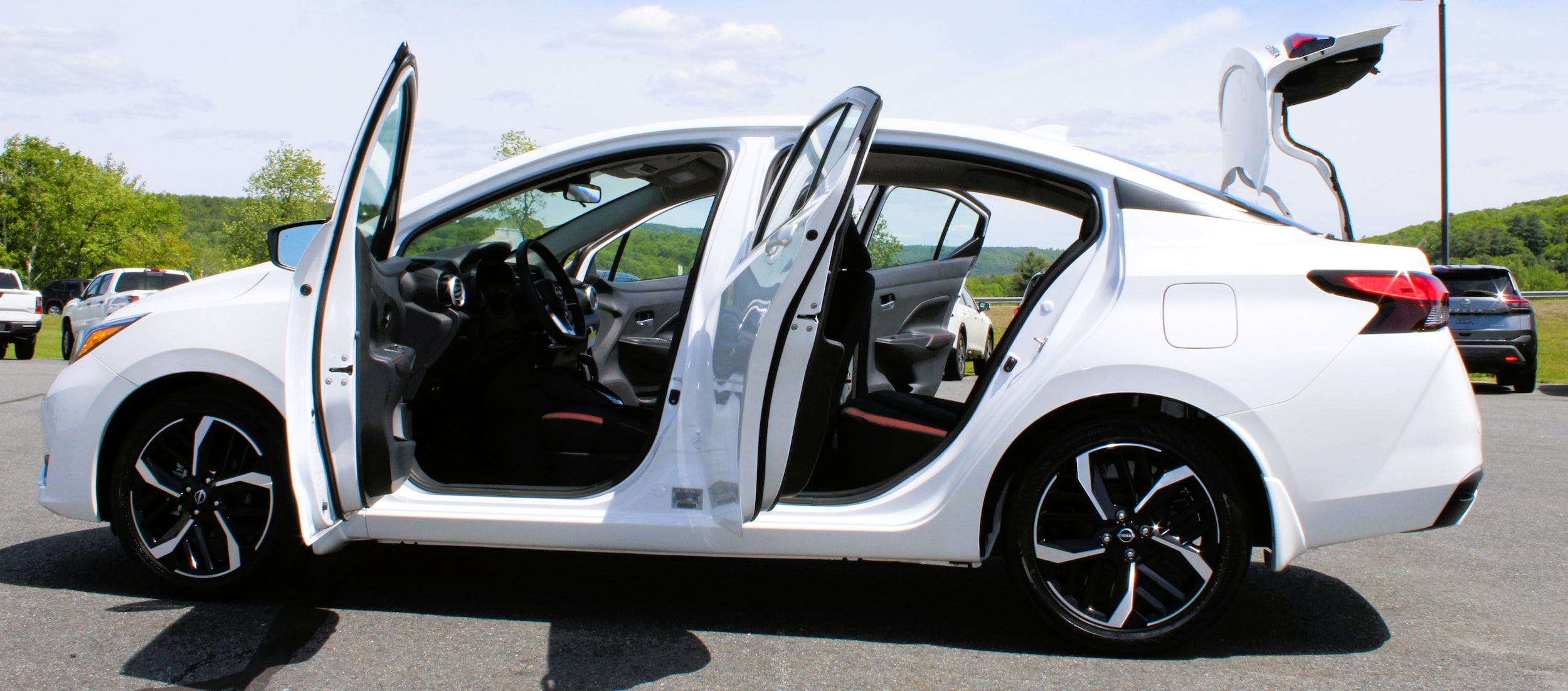 2025 Nissan Versa Sedan SR - Photo 16
