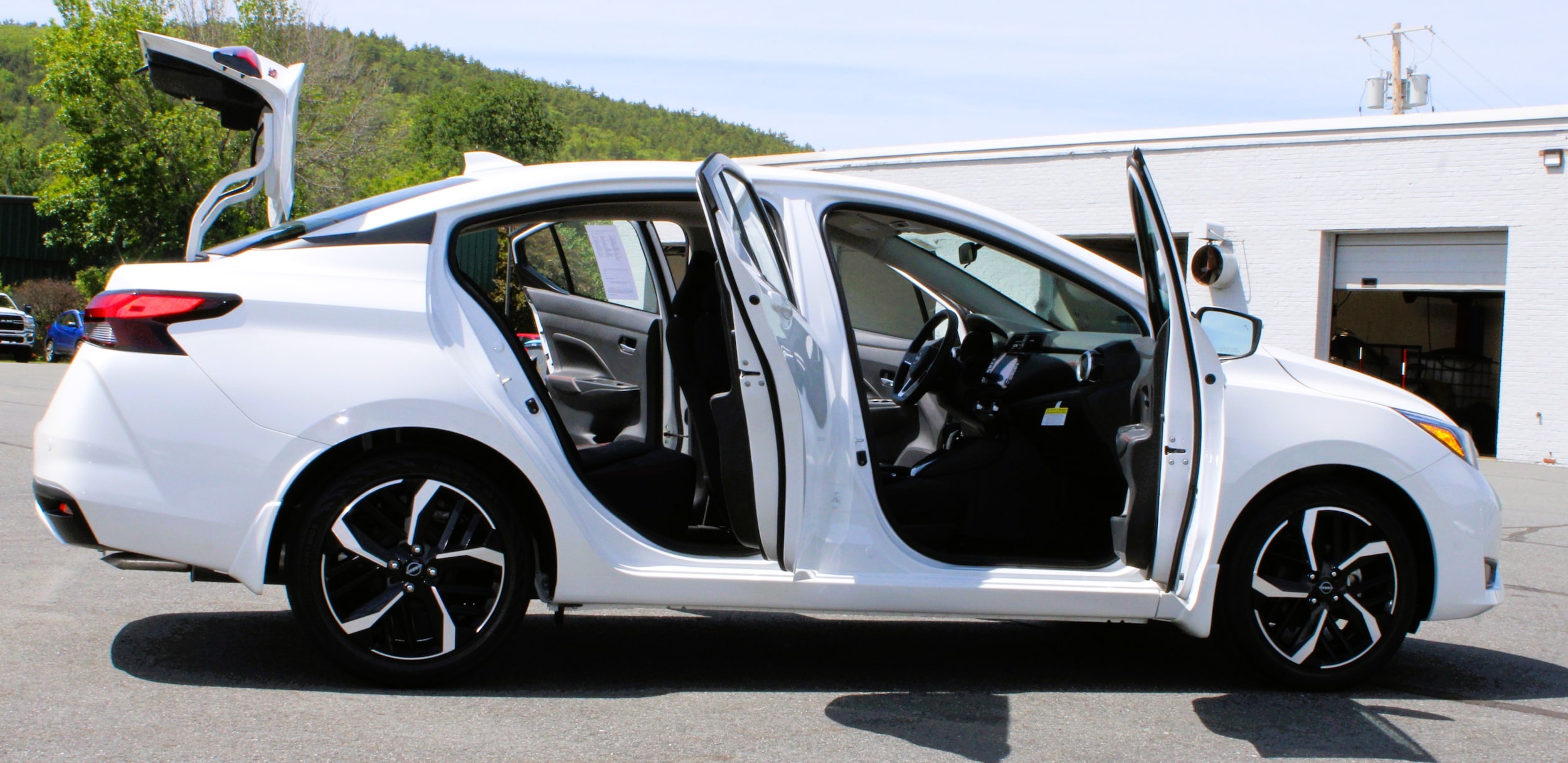 2025 Nissan Versa Sedan SR - Photo 17