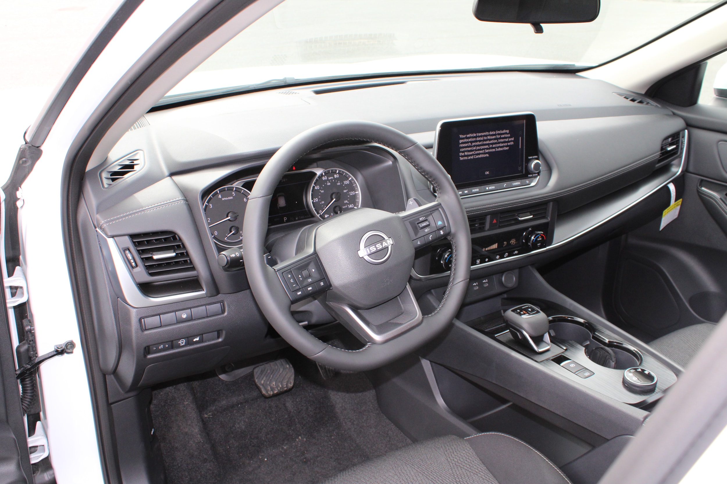 2025 Nissan Rogue SV - Photo 8