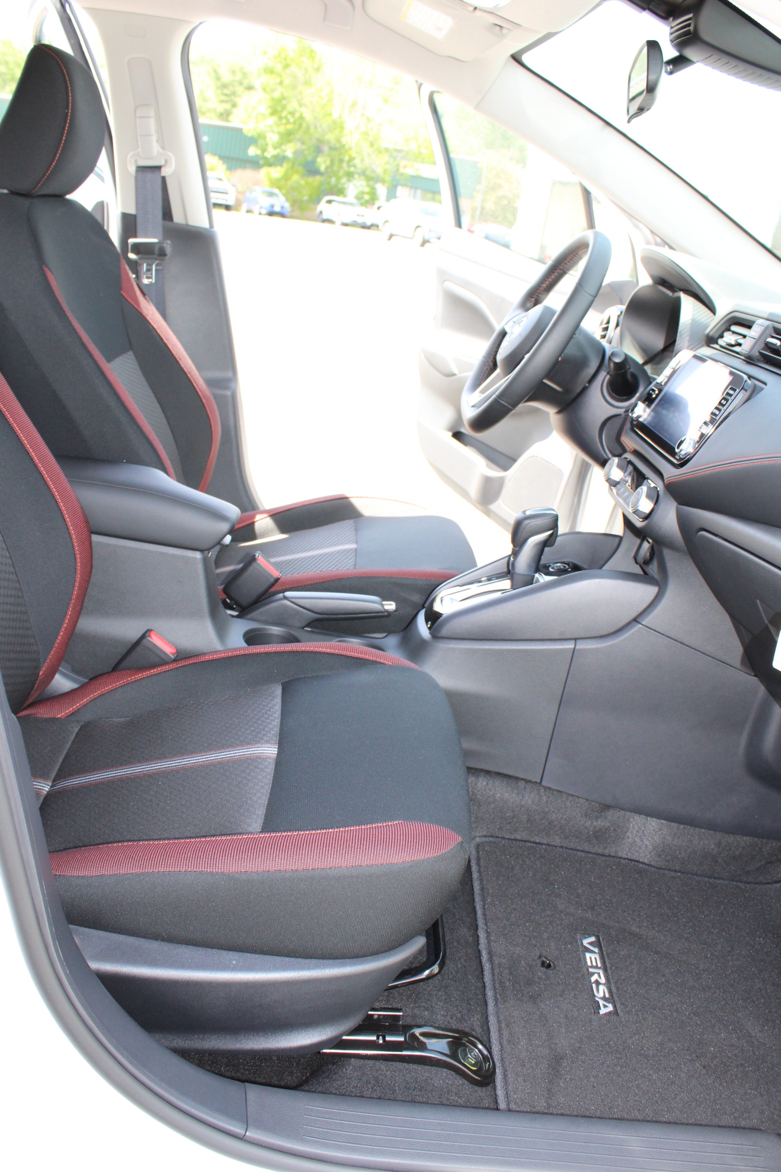 2025 Nissan Versa Sedan SR - Photo 18