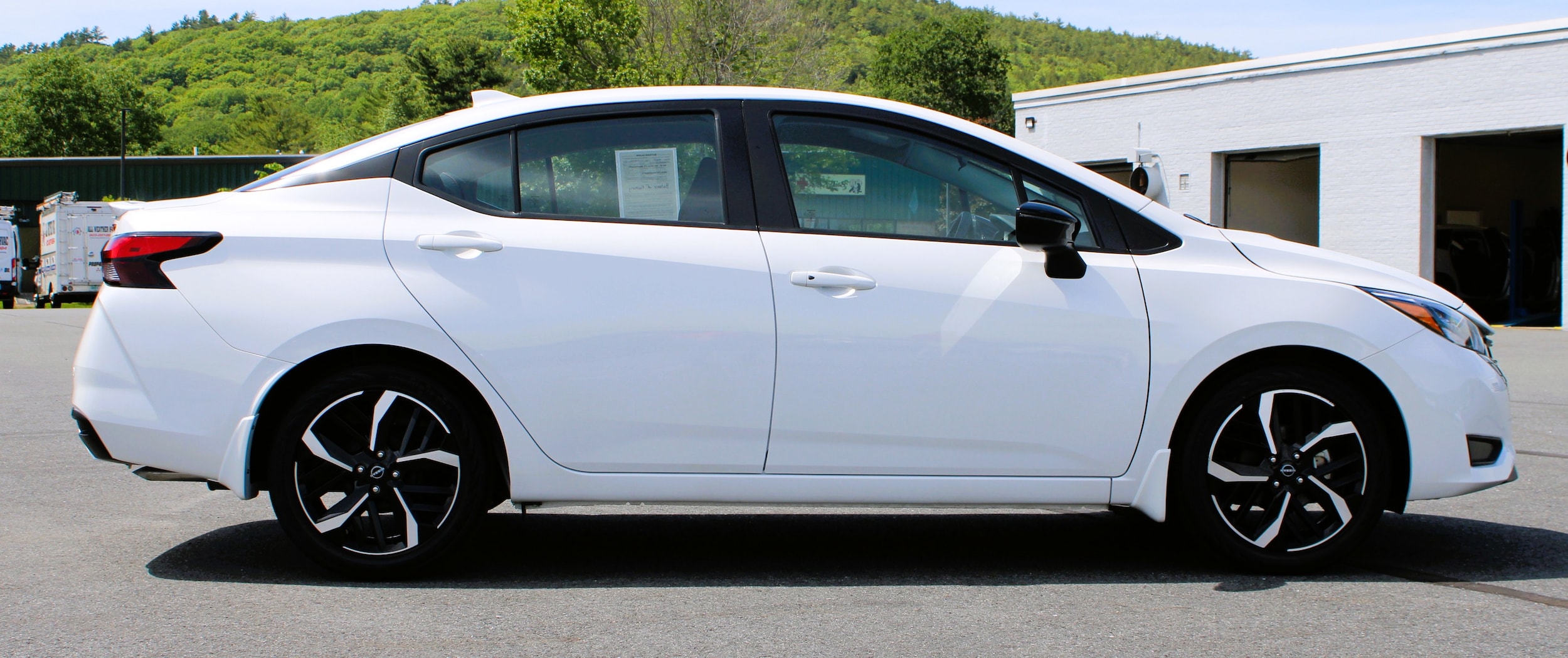 2025 Nissan Versa Sedan SR - Photo 6