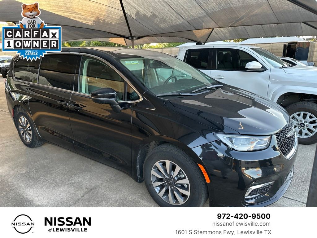 2023 Chrysler Pacifica Hybrid Touring L Hybrid's photo