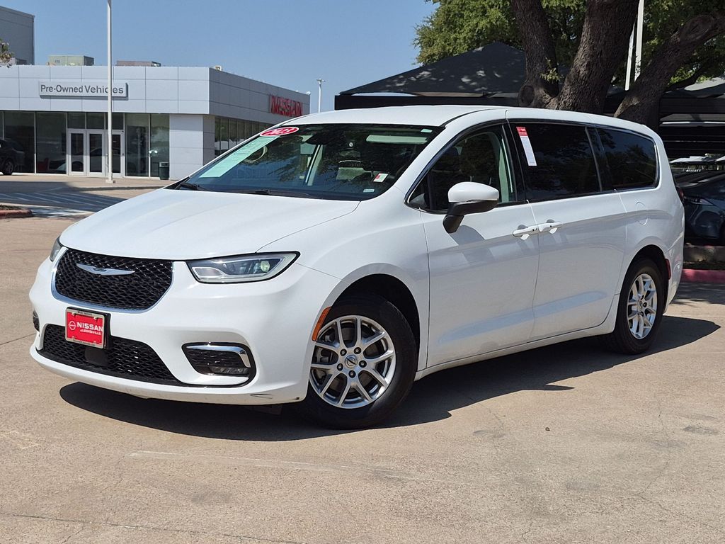 Used 2023 Chrysler Pacifica Touring L