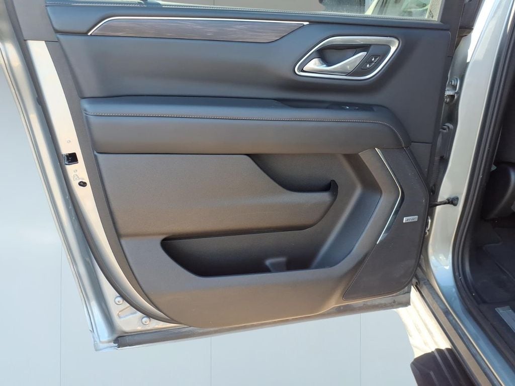 2024 Chevrolet Suburban LT - Photo 25