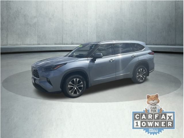 2022 Toyota Highlander XLE photo 3