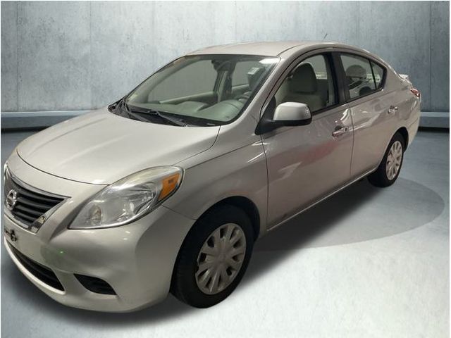 2013 Nissan Versa 1.6 SV photo 2
