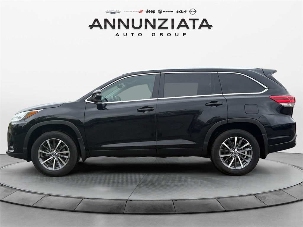 Used 2019 Toyota Highlander XLE with VIN 5TDJZRFH9KS987032 for sale in New Hampton, NY