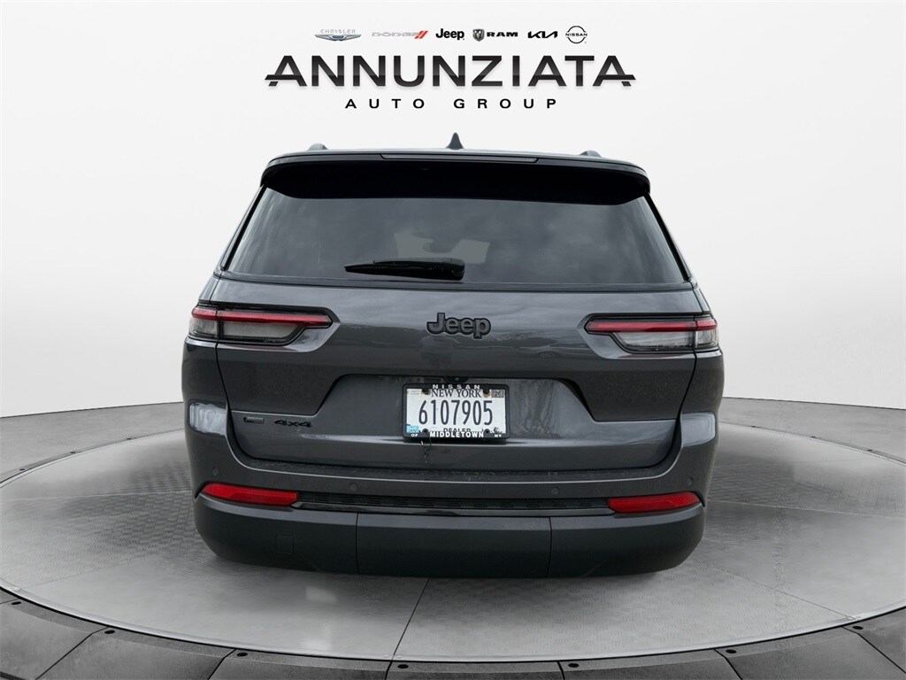 2023 Jeep Grand Cherokee Laredo photo 3