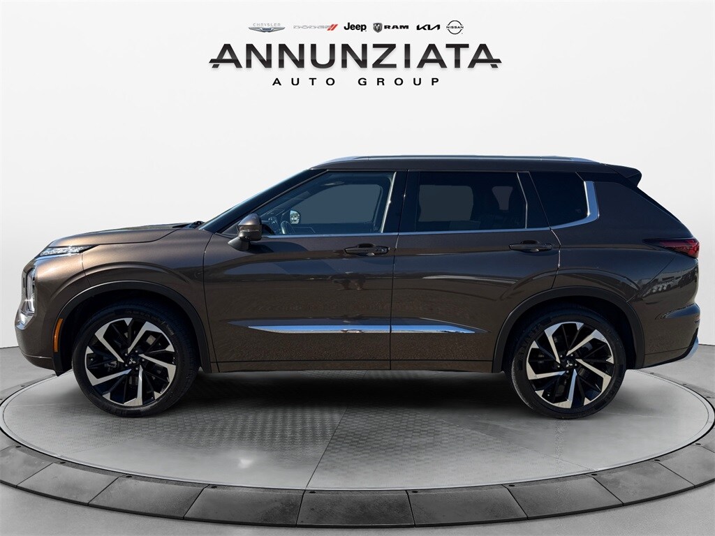 2022 Mitsubishi Outlander SEL photo 2