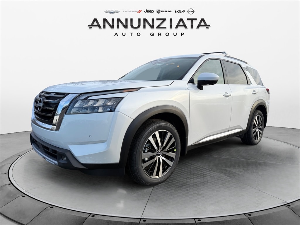 2025 Nissan Pathfinder Platinum's photo