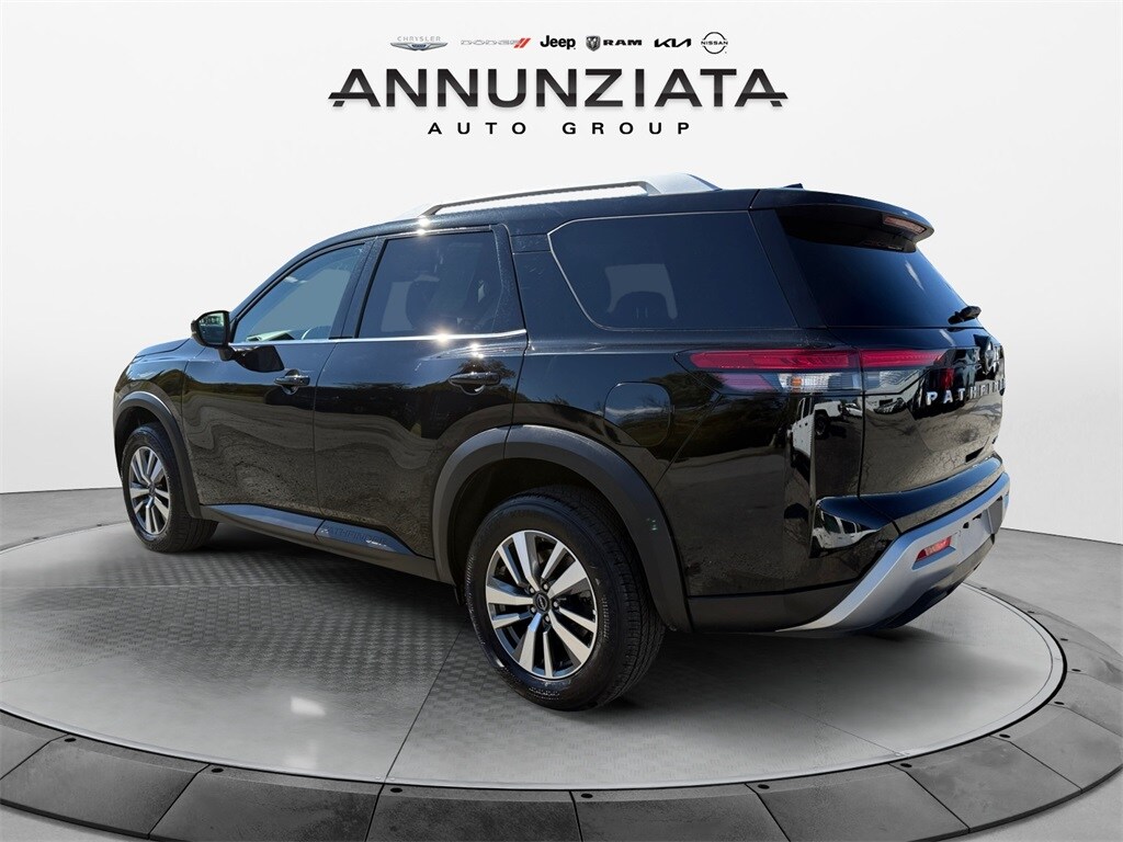 2025 Nissan Pathfinder SL photo 3