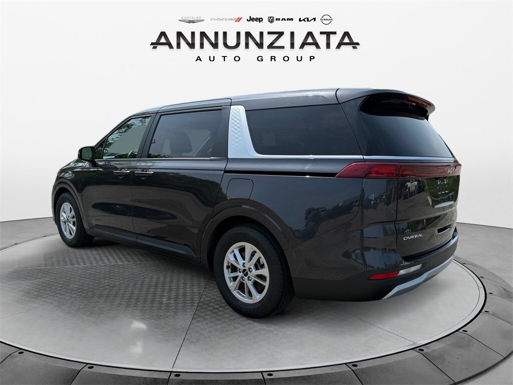 2024 Kia Carnival LX photo 3