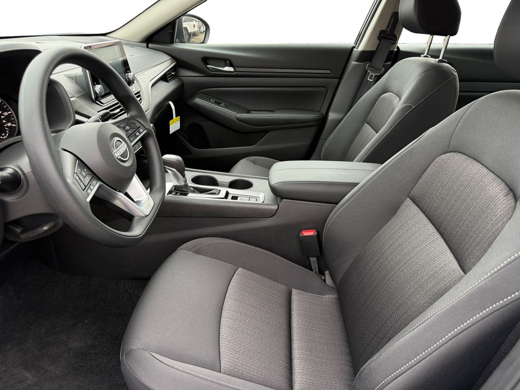 2025 Nissan Altima SV - Photo 9