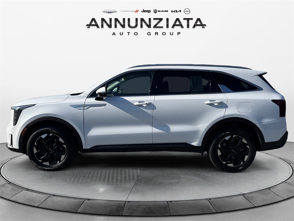 2024 Kia Sorento S photo 2