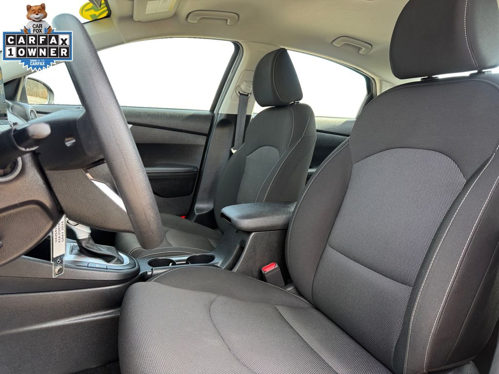 2024 Kia Forte LXS - Photo 9