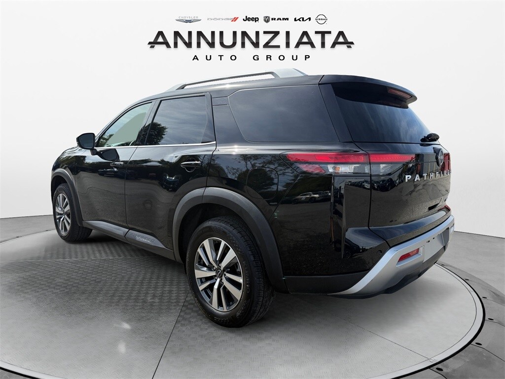 2025 Nissan Pathfinder SL photo 3