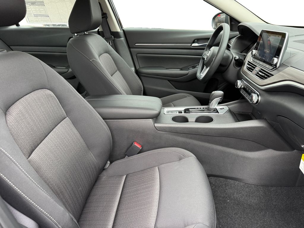 2025 Nissan Altima SV - Photo 15