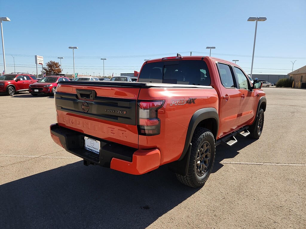 New 2026 Nissan Frontier PRO-4X w/R Package 4x4 Crew Cab 5 ft. box 126 in.