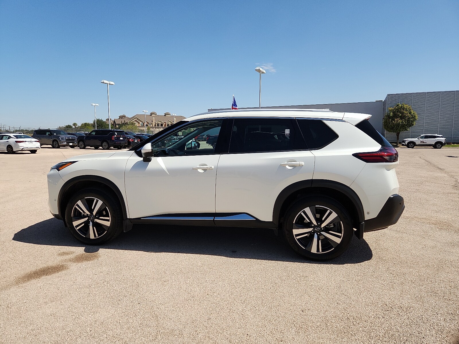 2023 Nissan Rogue SL photo 2