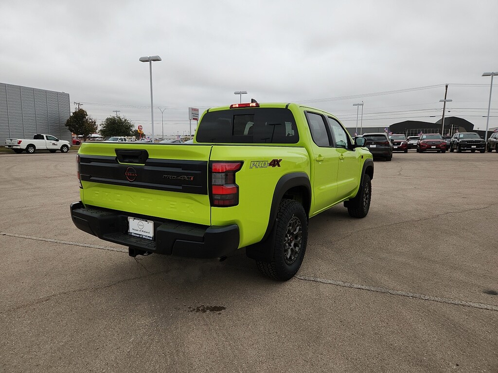 New 2026 Nissan Frontier PRO-4X w/R Package 4x4 Crew Cab 5 ft. box 126 in.
