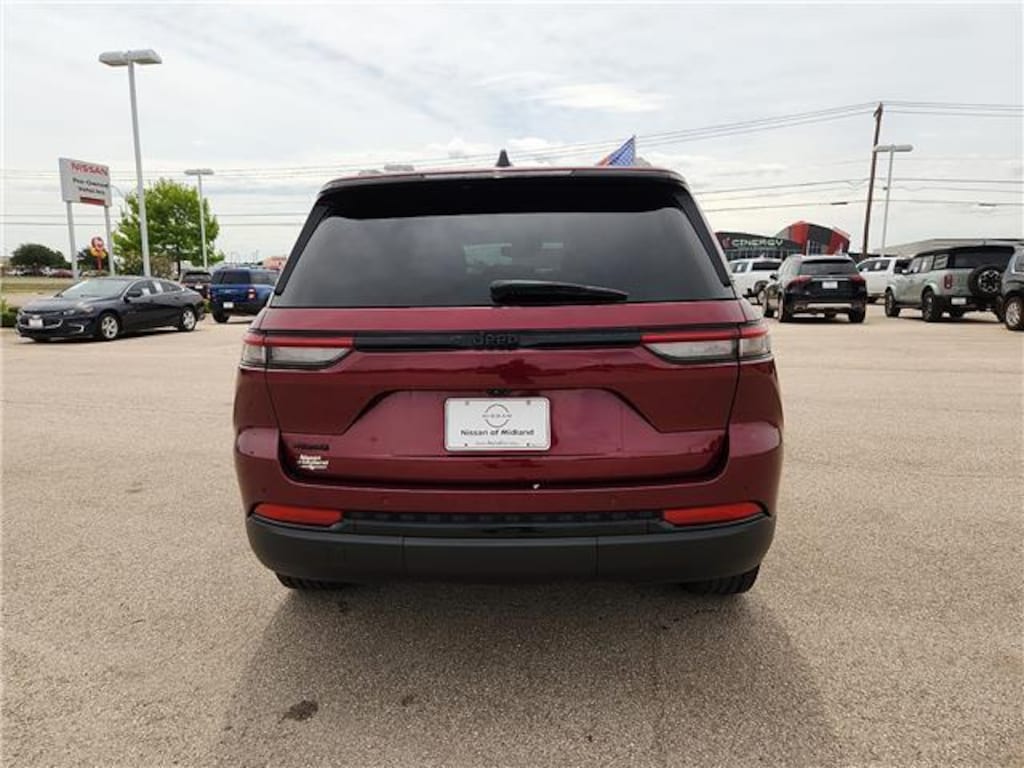 Used 2024 Jeep Grand Cherokee Altitude 4x4 SUV