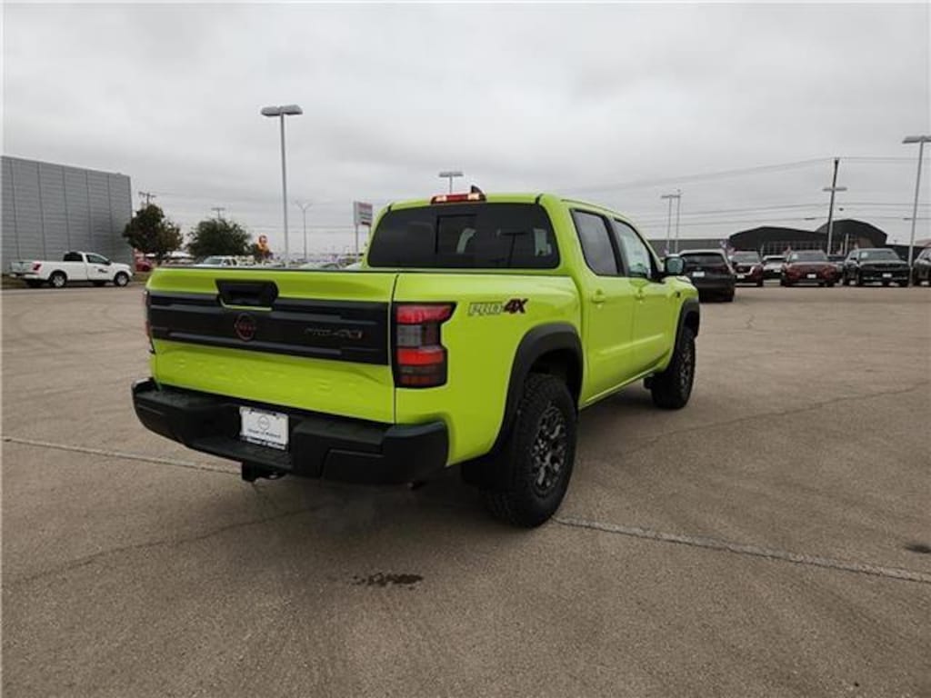 New 2026 Nissan Frontier PRO-4X w/R Package 4x4 Crew Cab 5 ft. box 126 in.