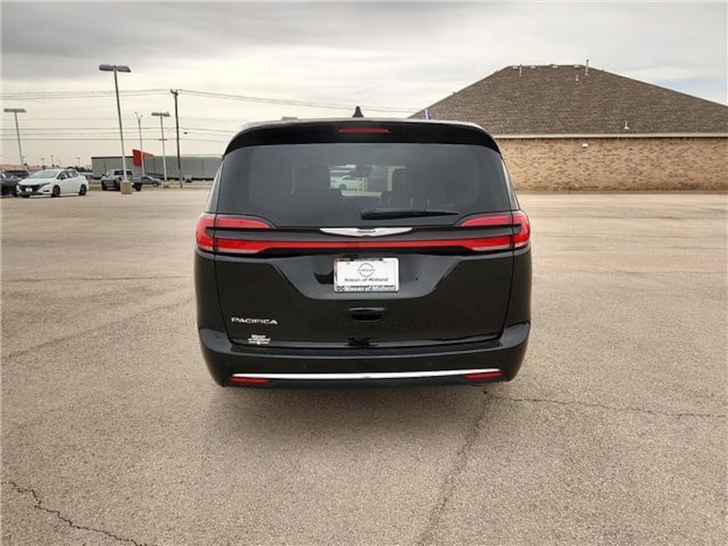 Used 2024 Chrysler Pacifica Touring L Front-Wheel Drive Passenger Van Mini-Van