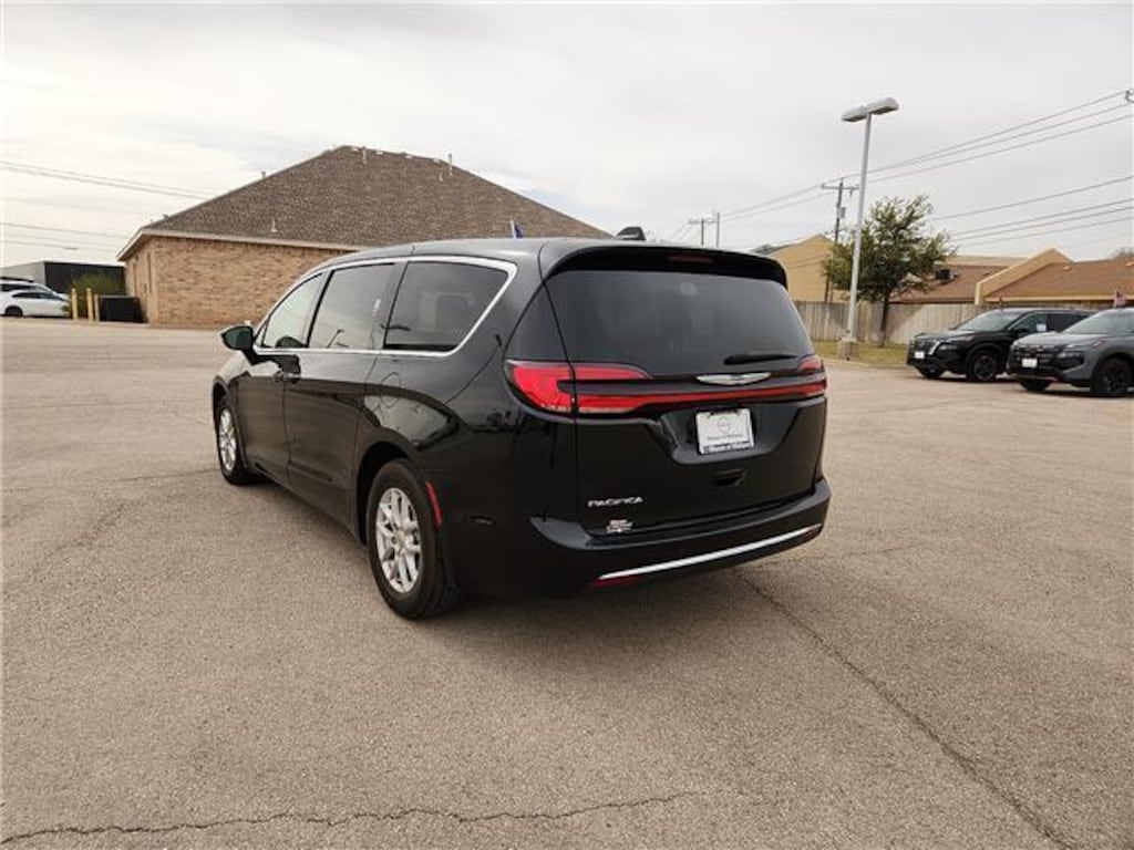 Used 2024 Chrysler Pacifica Touring L Front-Wheel Drive Passenger Van Mini-Van