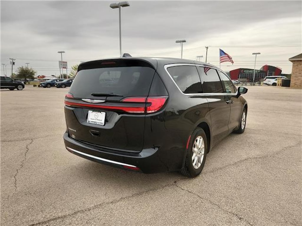 Used 2024 Chrysler Pacifica Touring L Front-Wheel Drive Passenger Van Mini-Van