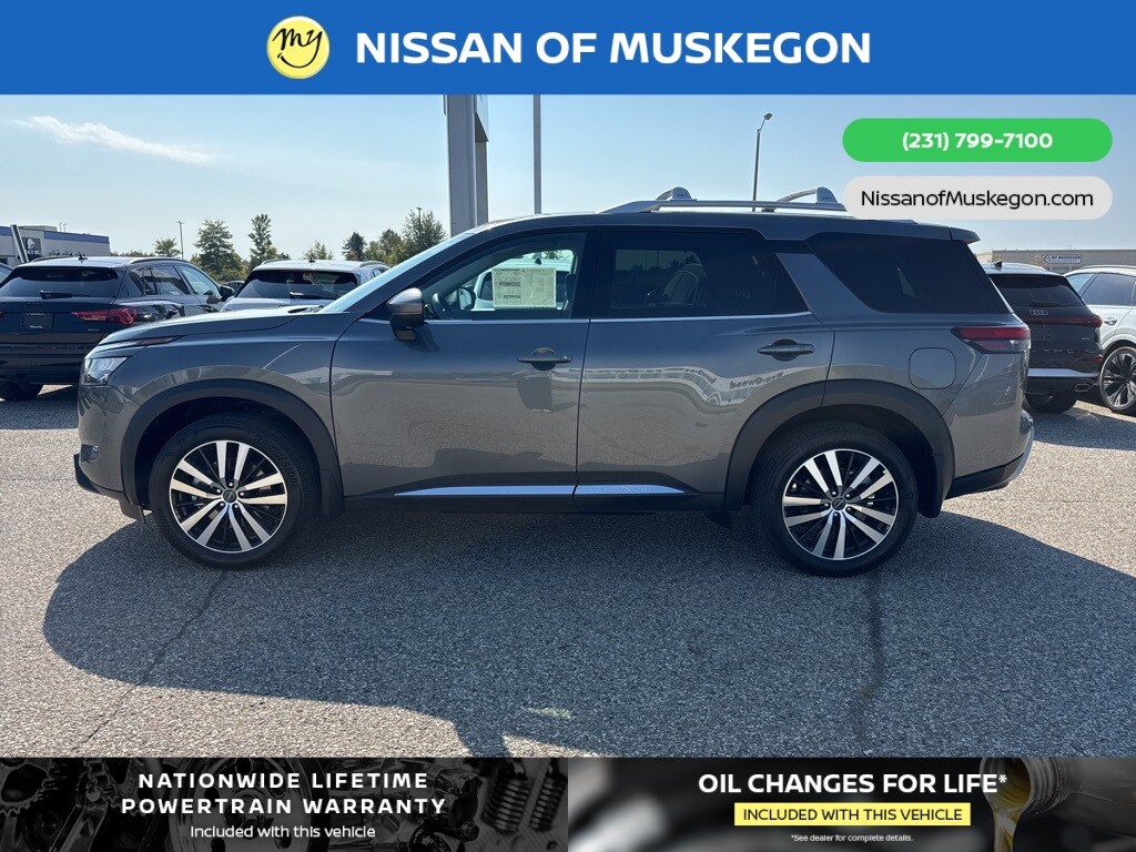 2025 Nissan Pathfinder Platinum photo 3