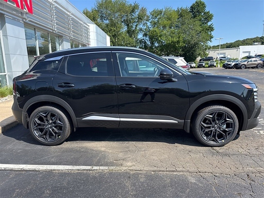 2025 Nissan Kicks SR photo 3