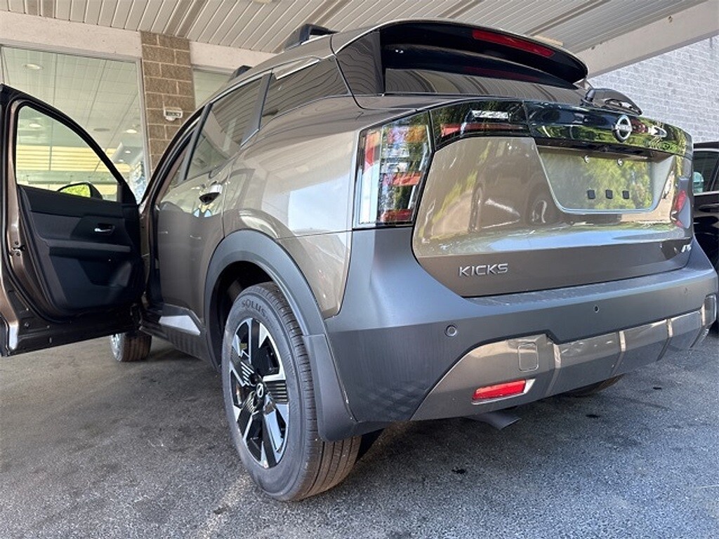 2025 Nissan Kicks SV photo 3