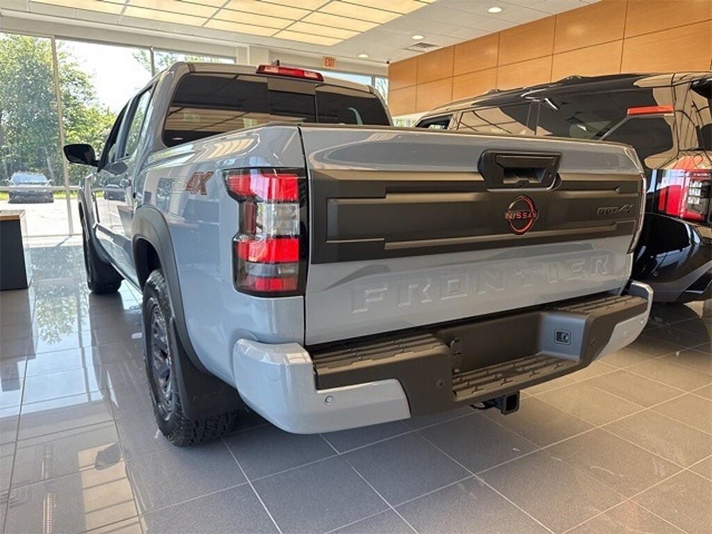 2025 Nissan Frontier PRO-4X photo 2