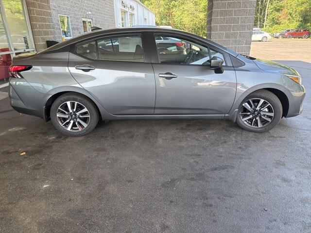 2025 Nissan Versa 1.6 SV photo 2