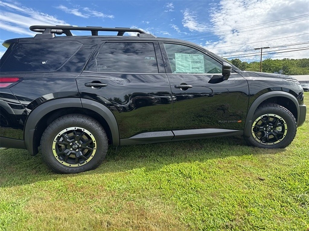2025 Nissan Pathfinder Rock Creek photo 2