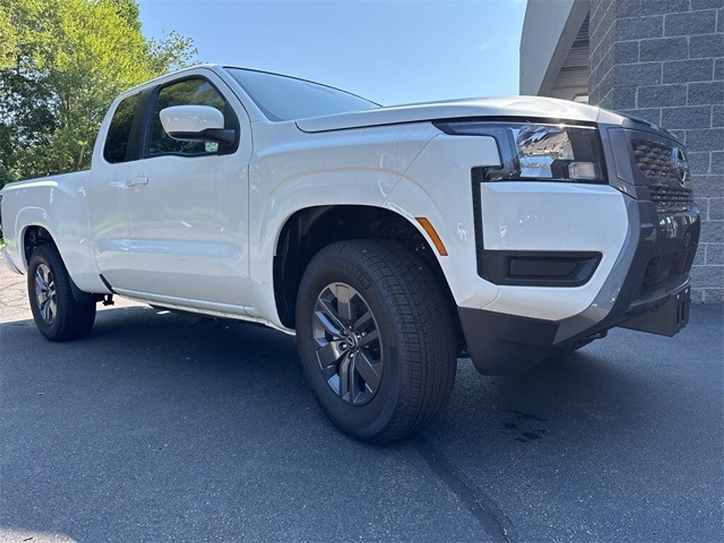 2025 Nissan Frontier SV photo 2