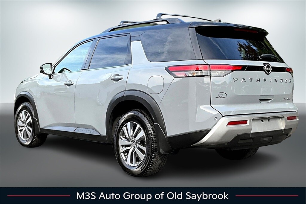 2022 Nissan Pathfinder SL photo 2