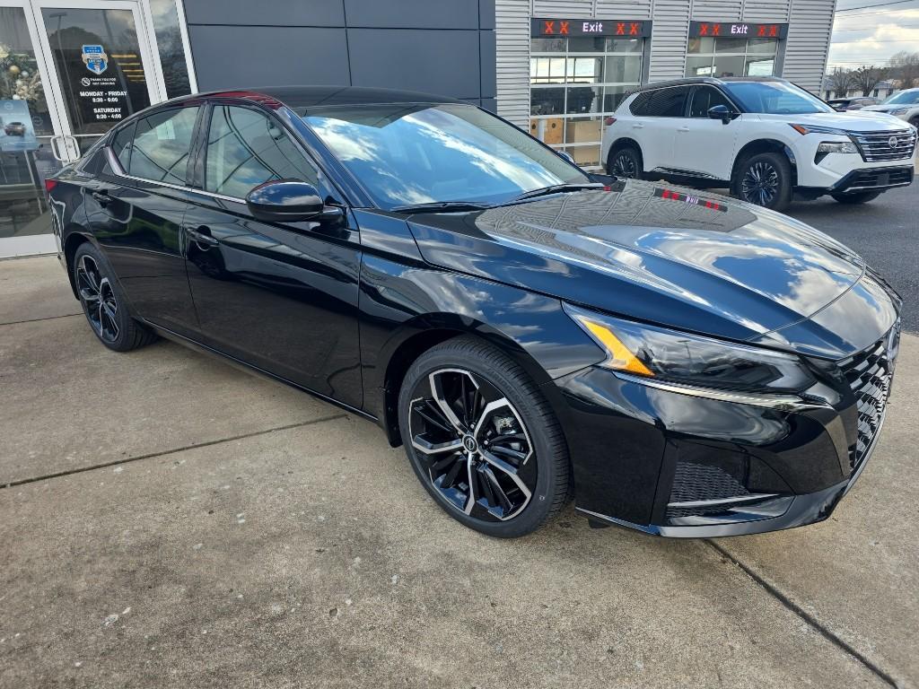 2025 Nissan Altima SR's photo