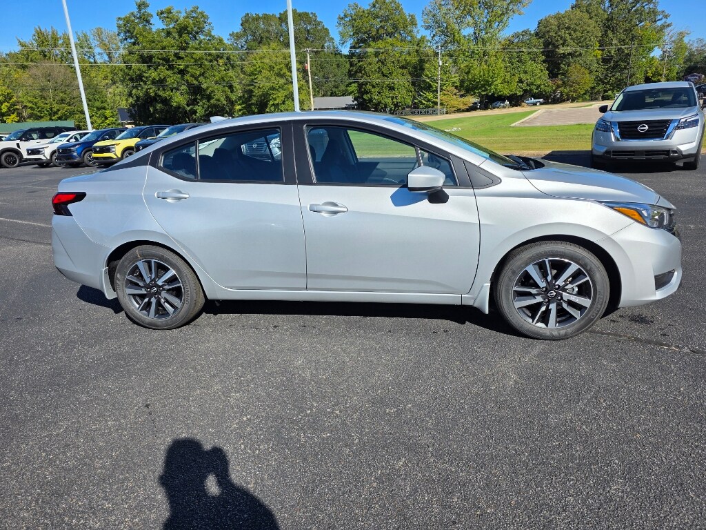 2025 Nissan Versa 1.6 SV photo 2