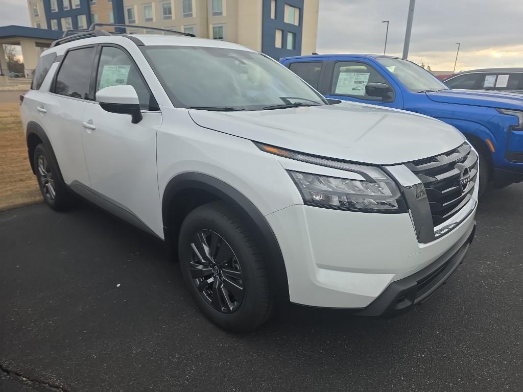 2025 Nissan Pathfinder SV's photo