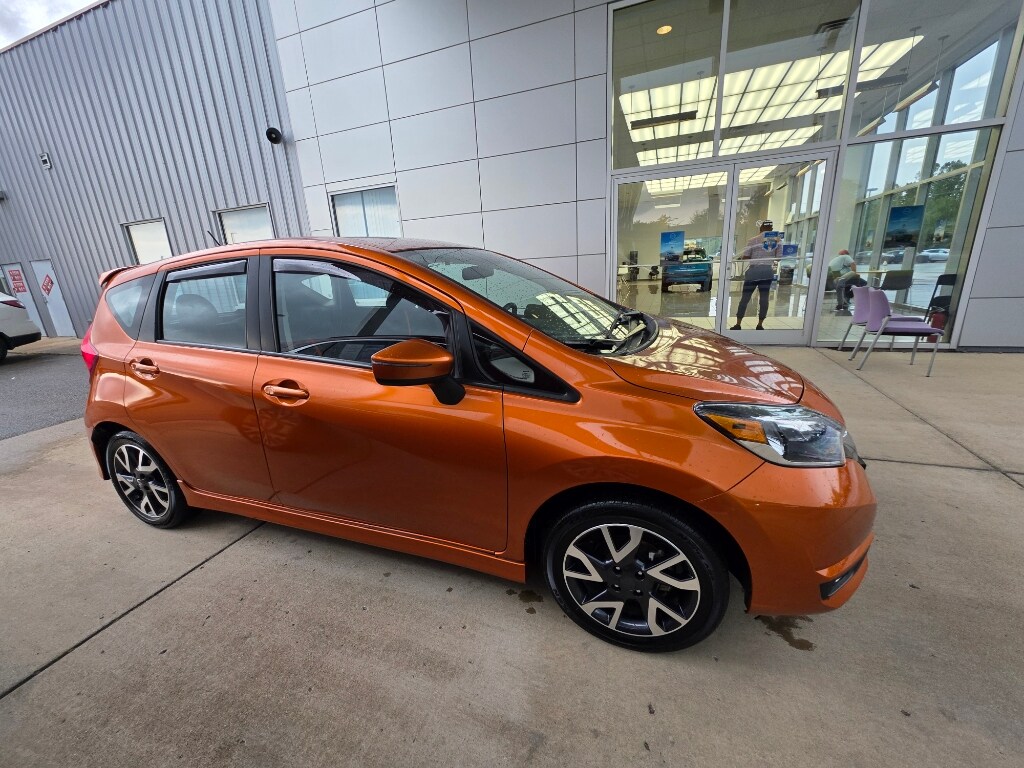 2017 Nissan Versa Note SR photo 2
