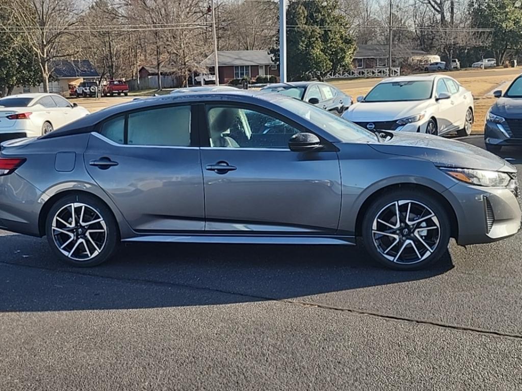 2025 Nissan Sentra SR photo 2