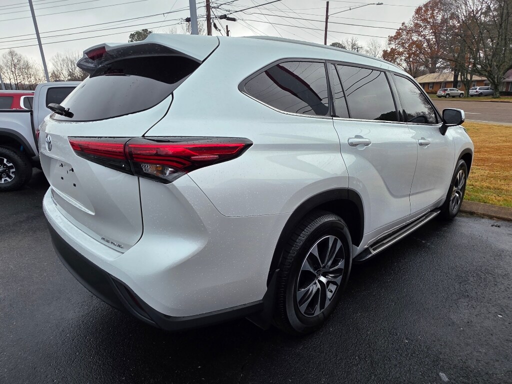 2022 Toyota Highlander XLE photo 2
