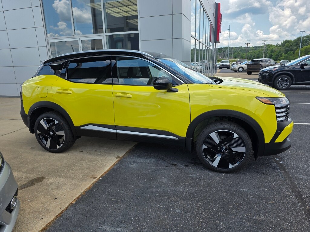 2025 Nissan Kicks SR photo 2