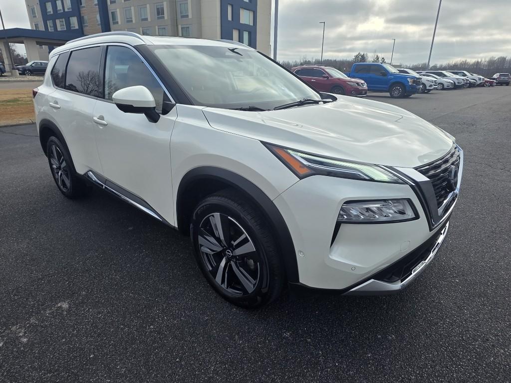 2023 Nissan Rogue Platinum's photo