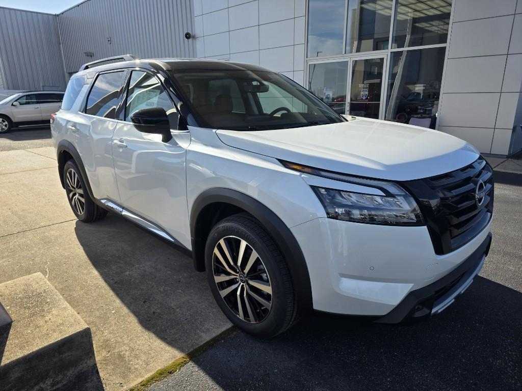 2025 Nissan Pathfinder Platinum's photo