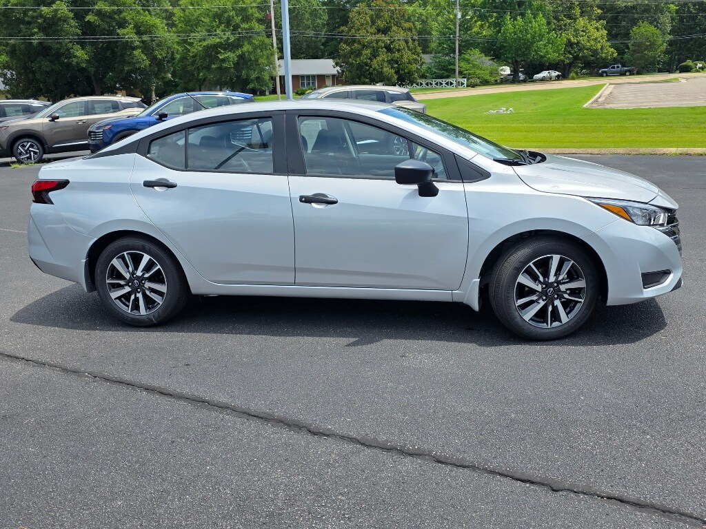 2025 Nissan Versa 1.6 S photo 2