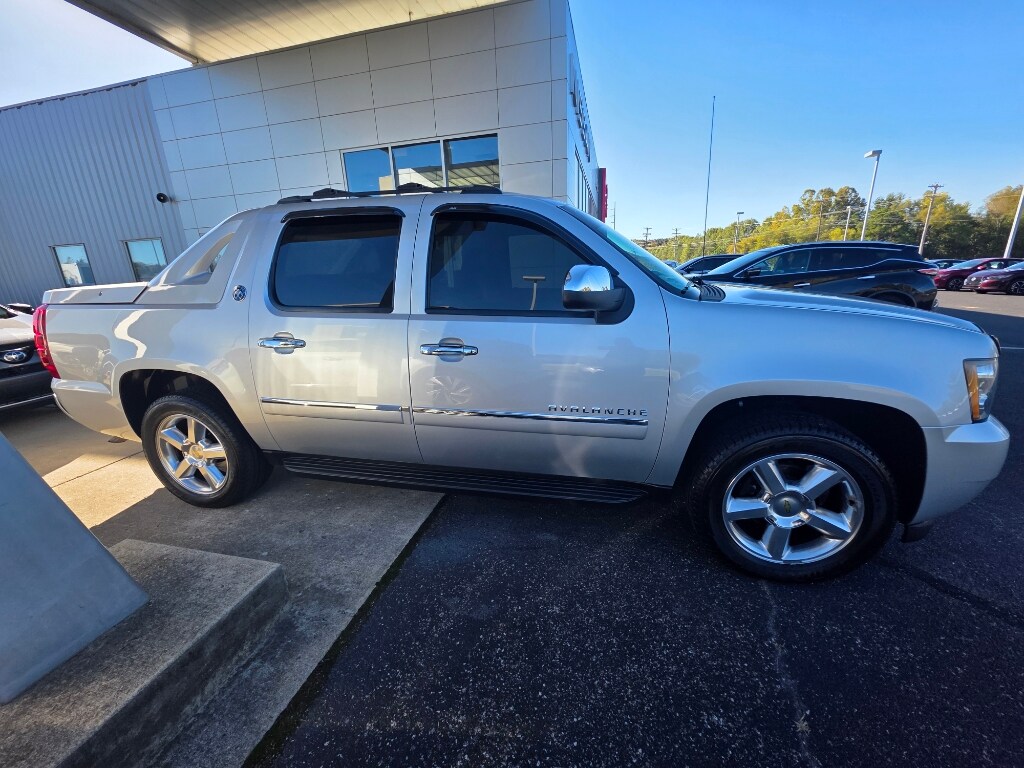 2013 Chevrolet Avalanche LTZ photo 2