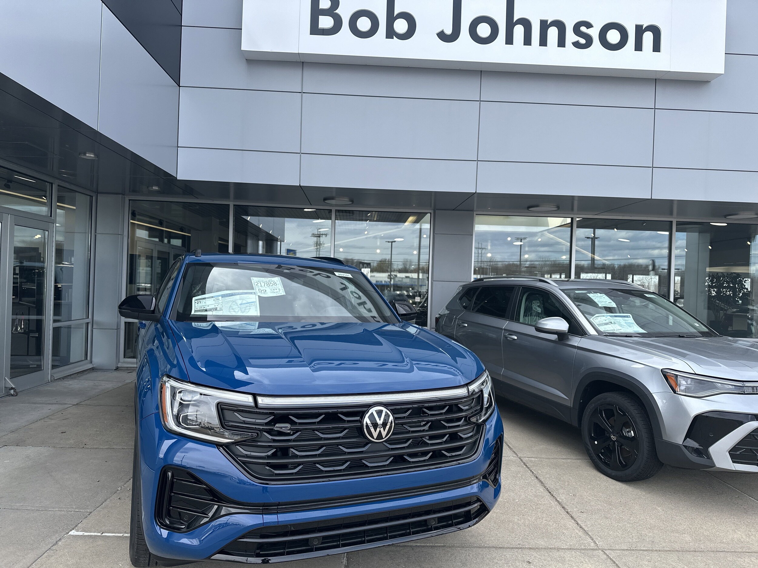 2025 Volkswagen Atlas Cross Sport SEL R-Line photo 2